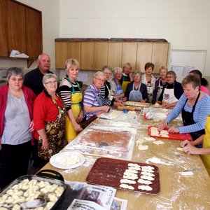 Hierdie “vaal deeg” op die tafel word binne “sekondes” in stroopsoet en “crispy” koeksisters omskep, met die Goue Hande se dames (en doring!) aan die stuur van koeksister-sake